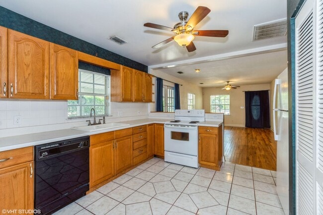Building Photo - 3 bedroom 2 bath College Park Home