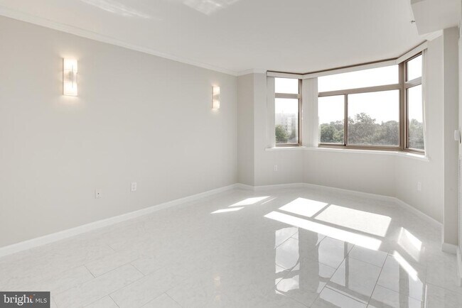 Building Photo - 7111 Woodmont Ave