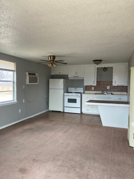 Building Photo - 410 E Walnut St