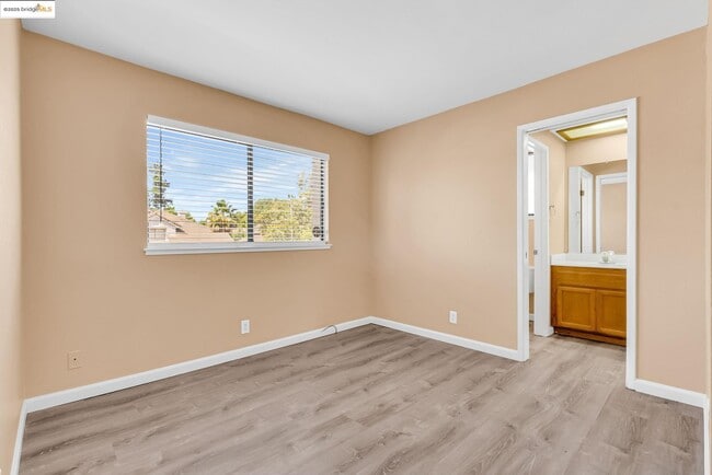 Building Photo - 4820 Ridgeview Dr