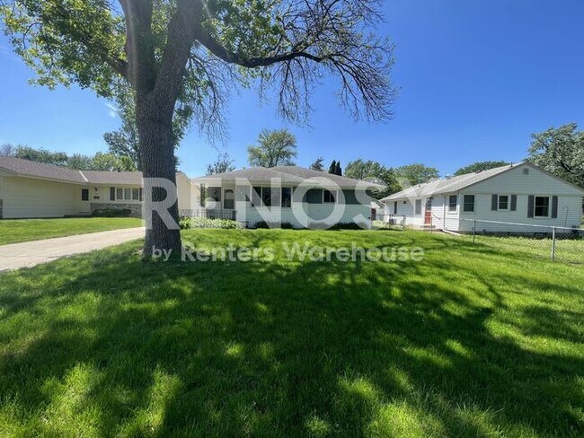 Building Photo - Available July 1st - 2 bed 2 bath, Single Family Home in Richfield!