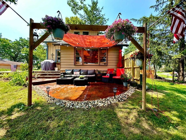 Building Photo - Quaint 2 bedroom, plus den, 1 bath on Okauchee Lake Appliances included: Microwave, Stove, Refrig...