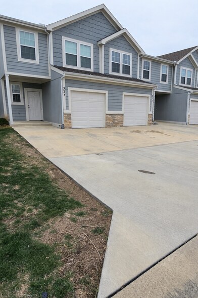 Building Photo - 341 N 5th Ter