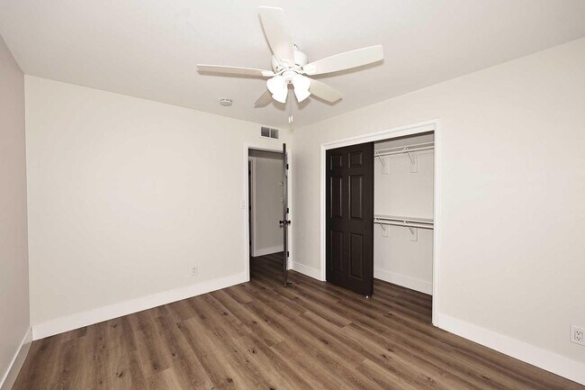 Building Photo - 10537 W La Jolla Dr
