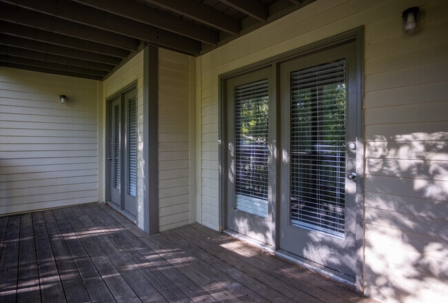2BR,2BA - Patio - Enclave at Oakhurst Apartments