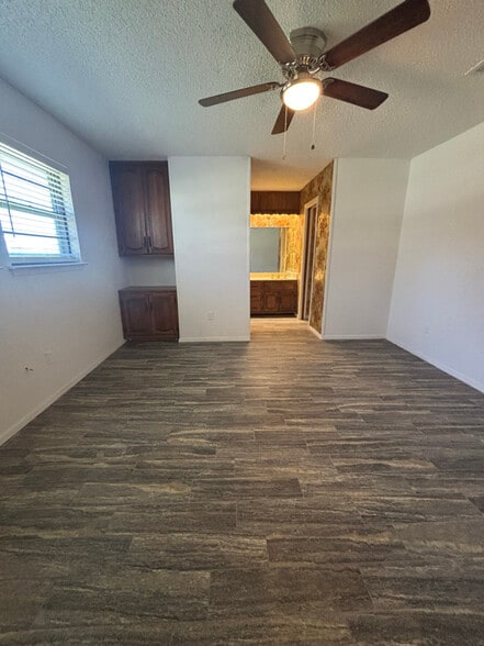 Building Photo - 1931 Post Oak Dr