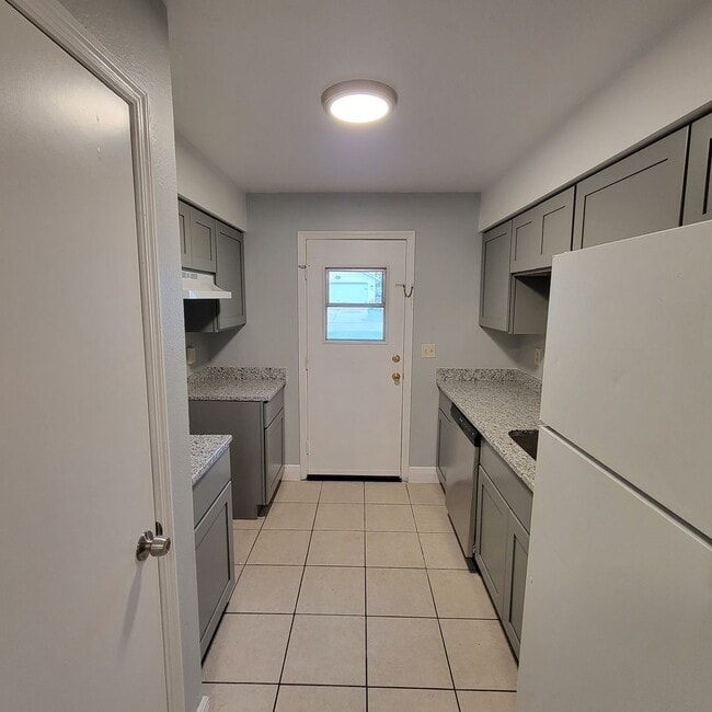 Building Photo - Charmin 3/1 Duplex In Groveland FL