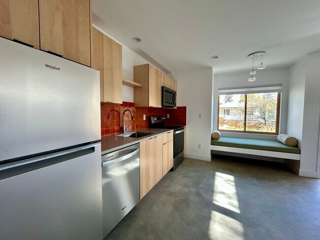 Building Photo - Modern 1BR Apt. (Built 2023), Walk to Down...