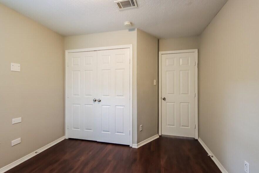 Building Photo - 5207 Village Springs Dr