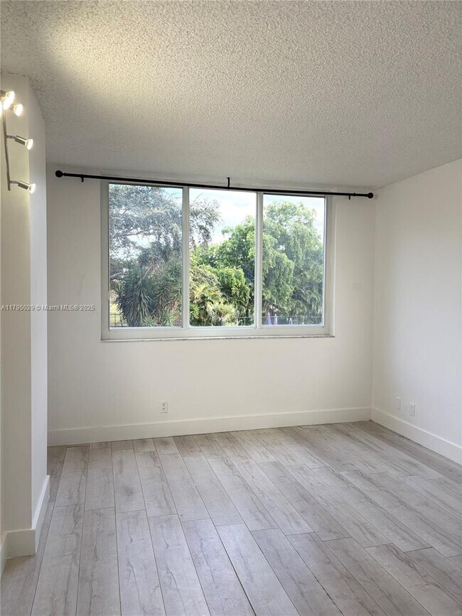 Building Photo - 4200 Hillcrest Dr