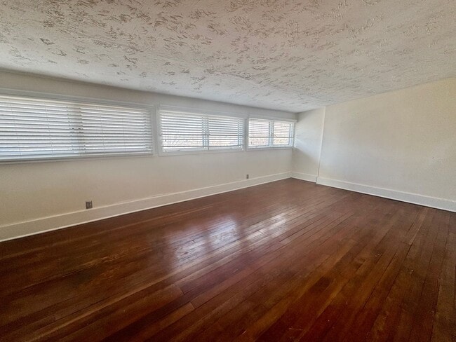 Building Photo - **AVAILABLE NOW** Centrally located 3-bedroom 2-bath