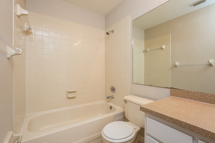 Building Photo - 317 Regal Park Dr