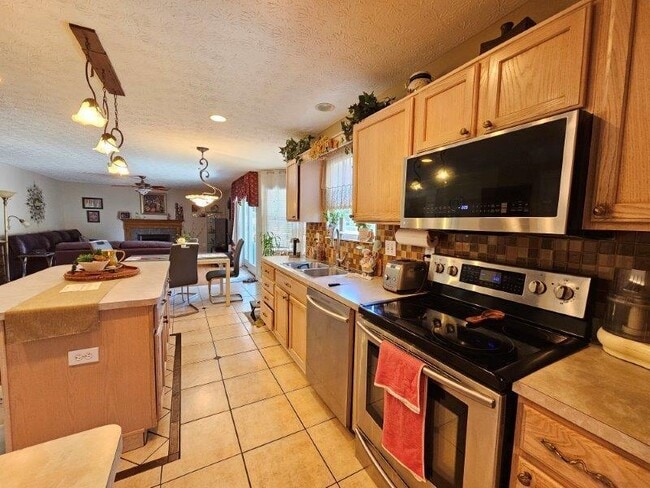 Building Photo - 4540 Redwood Vine Dr