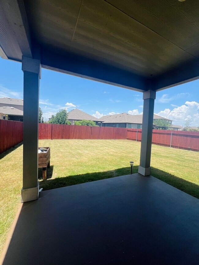 Building Photo - Tech Ridge Area Gem – Nearly 3,000 Sq Ft o...