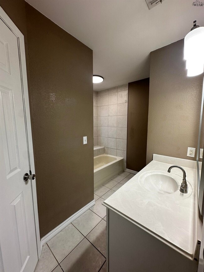 Building Photo - 5123 Ridgecrest Dr