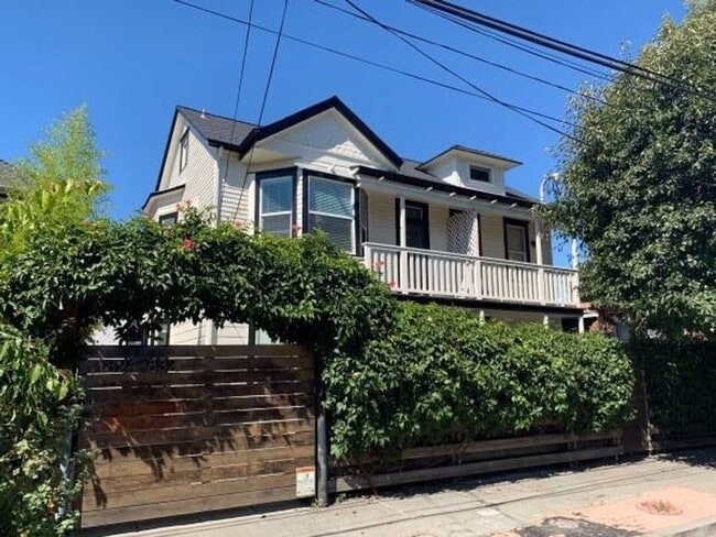 Building Photo - 824 Milton St