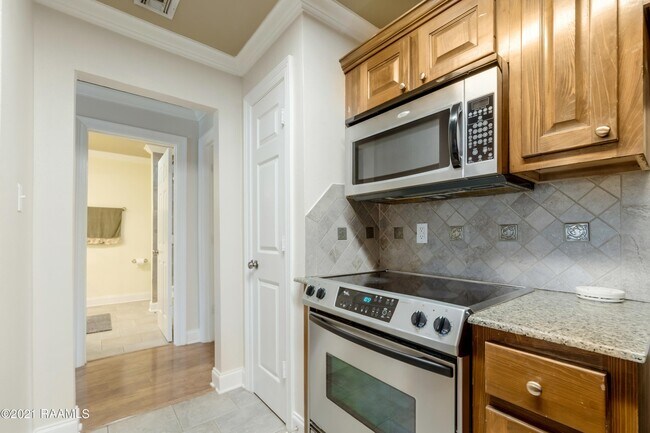 Building Photo - 112 Hillside Dr