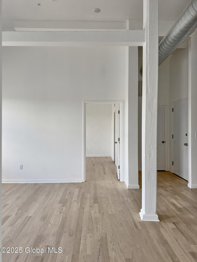 Building Photo - 145 River St