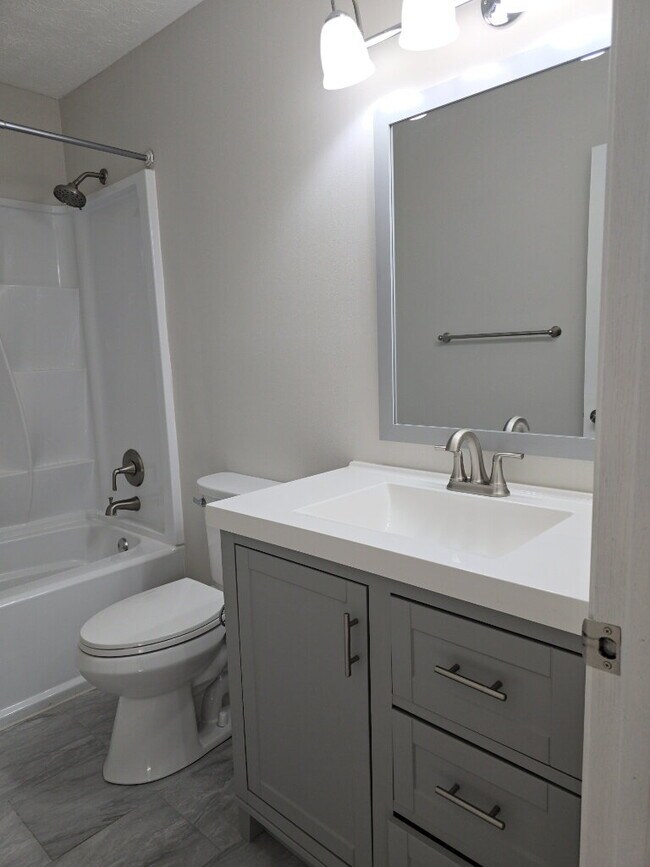 Building Photo - 4 Edam Ct