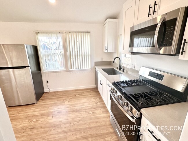 Building Photo - Light-Filled Renovated 2Bed 1Bath In Prime...