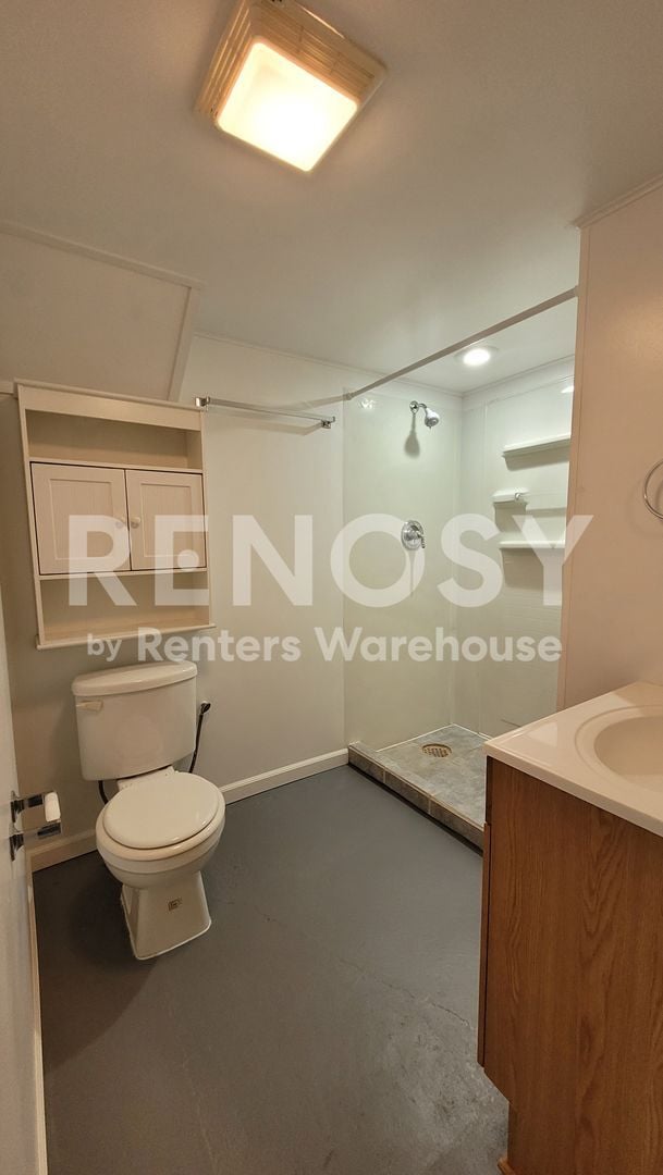 Building Photo - 4BD/2BA in Newport Available Now!