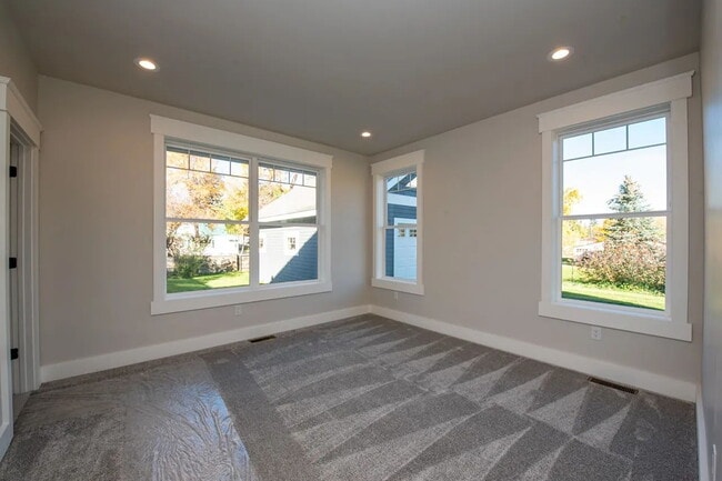 Building Photo - Beautiful and Spacious 3 Bed, 2.5 Bath Hom...