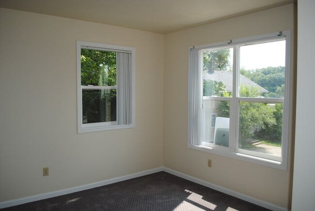 Building Photo - STUDIO/SEMI 1 BEDROOM - AVAILABLE AUGUST 2023!