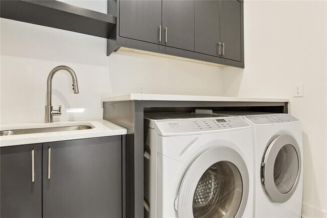 Building Photo - 2985 Lookout Pl NE