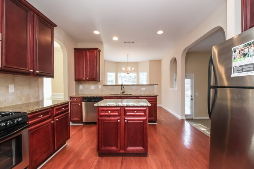 Building Photo - 4940 Hopewell Manor Dr