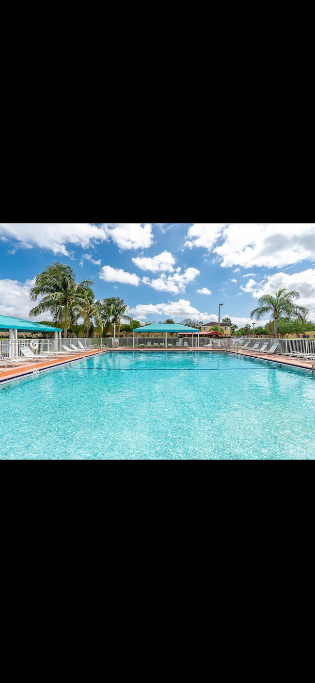 Relaxing pool besides the lake with daybeds - 2451 SE 14th Ave