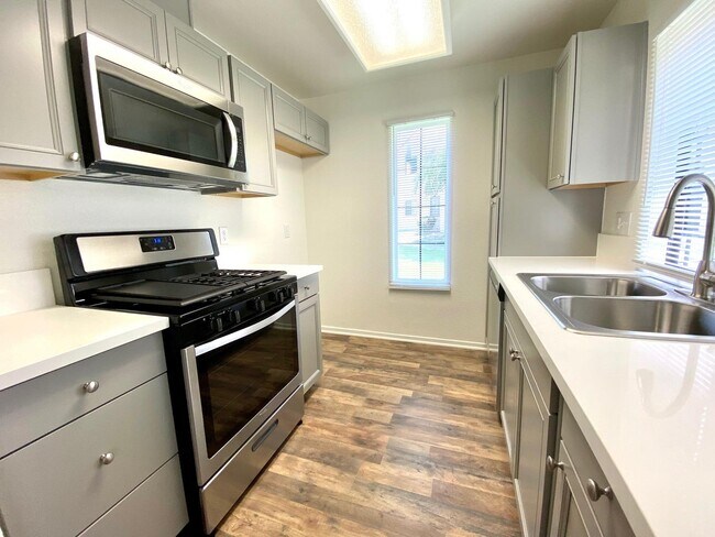 Building Photo - 2554 Olive Dr