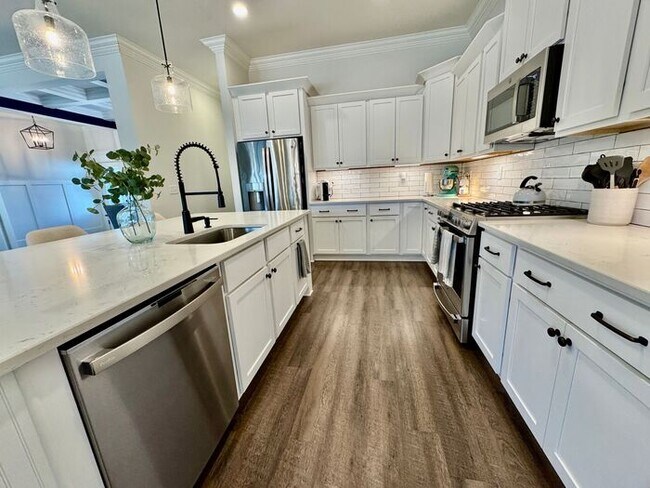 Building Photo - Pre-lease today for a late May move in