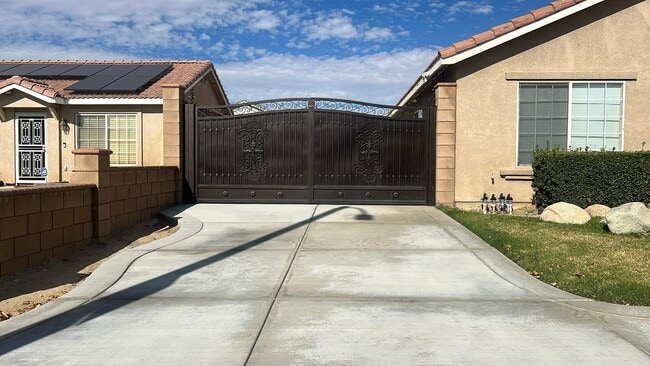 Building Photo - (APPLICATION PENDING) East Lancaster Home