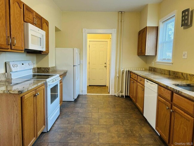 Primary Photo - 22 Cozzens Ave