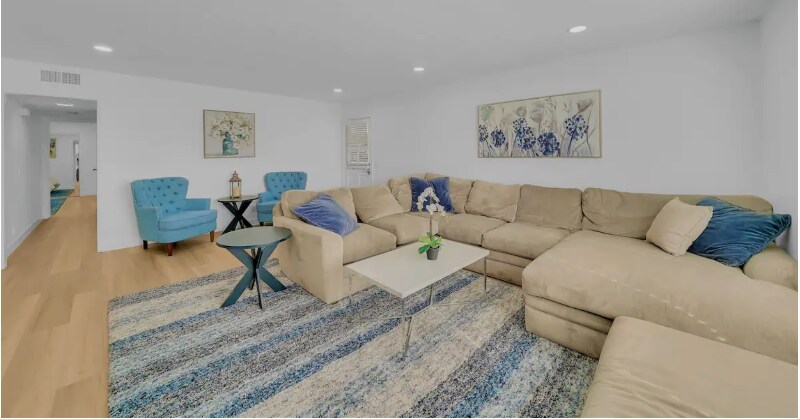 Building Photo - 302 Avenida Del Mar
