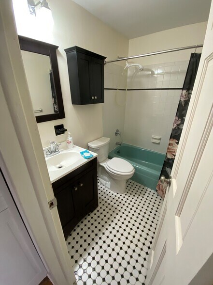 Building Photo - 6 Colonial Rd