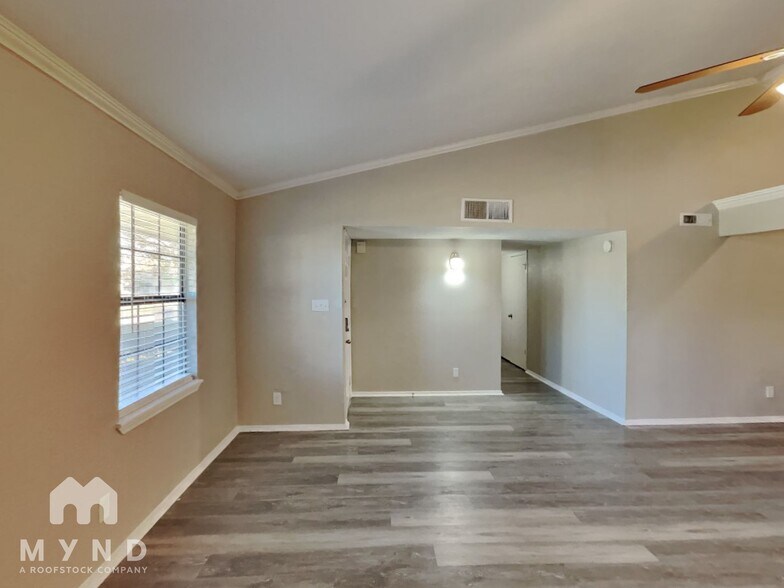 Building Photo - 325 Hemlock Dr