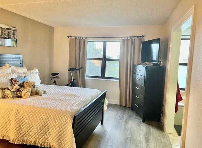 Building Photo - 9235 SW 8th St