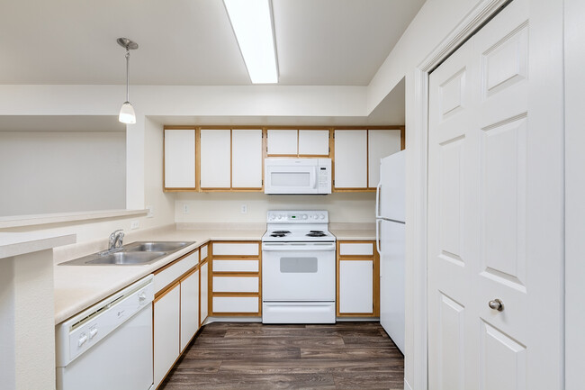 Kitchen - Rembrandt Park Apartments