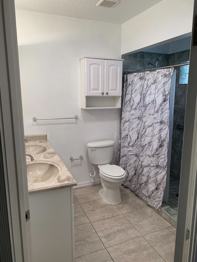 Building Photo - Spacious Winter Park Village area house fo...