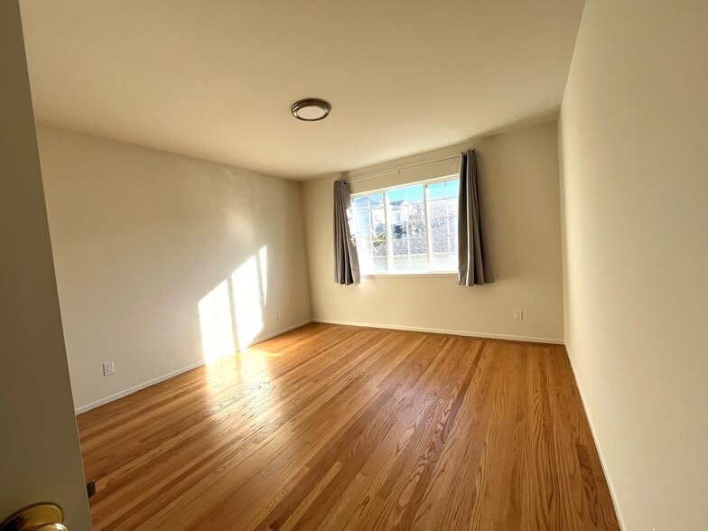 Building Photo - 393 2nd Ave