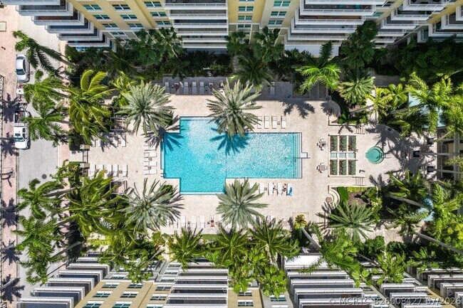 Building Photo - 700 E Boynton Beach Blvd