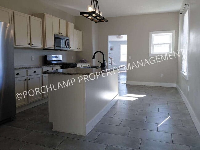 Building Photo - 606 Houston Ave