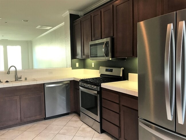 Building Photo - **$500 Off First Months rent ** Spacious E...