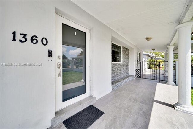 Building Photo - 1360 W 4th Ln