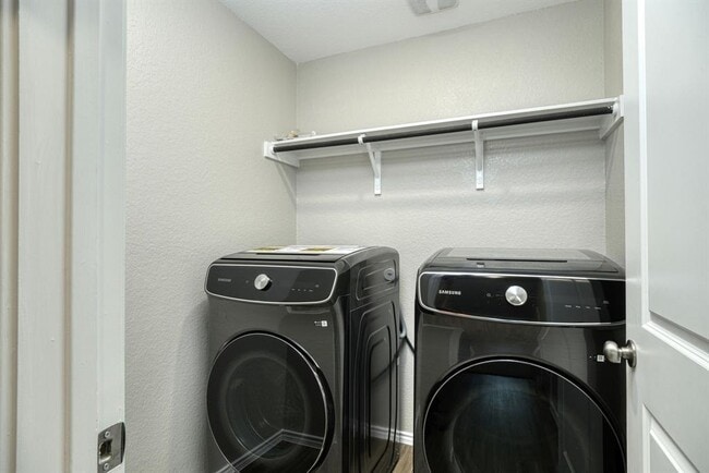 Building Photo - 111 Mountain Maple St