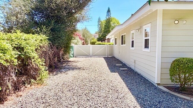 Building Photo - Lovely Single Story Home, Great Neighborhood, Amazing Yard Space, Close distance to Downtown Fall...