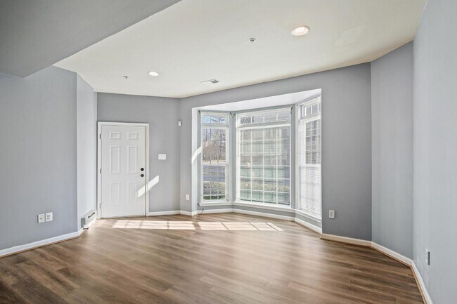 Building Photo - Exquisite brick-front duplex condo, ideall...