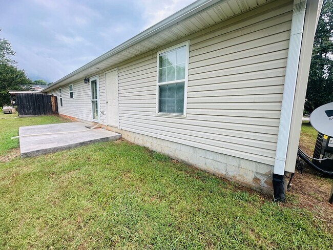 Building Photo - 3 bedroom, 2 bath w/ 2-car garage convenient to Sevier, Knox & Jefferson Counties - available now