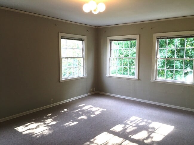 Building Photo - Beautiful 2br/1ba Upper Duplex in Desirabl...